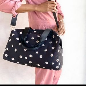 NWOT Alice + Olivia daisy duffle